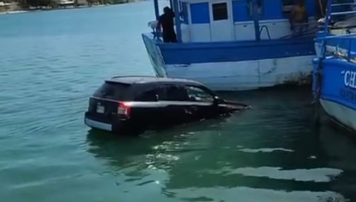 La camioneta quedó en el mar frente al puerto de abrigo de Progreso