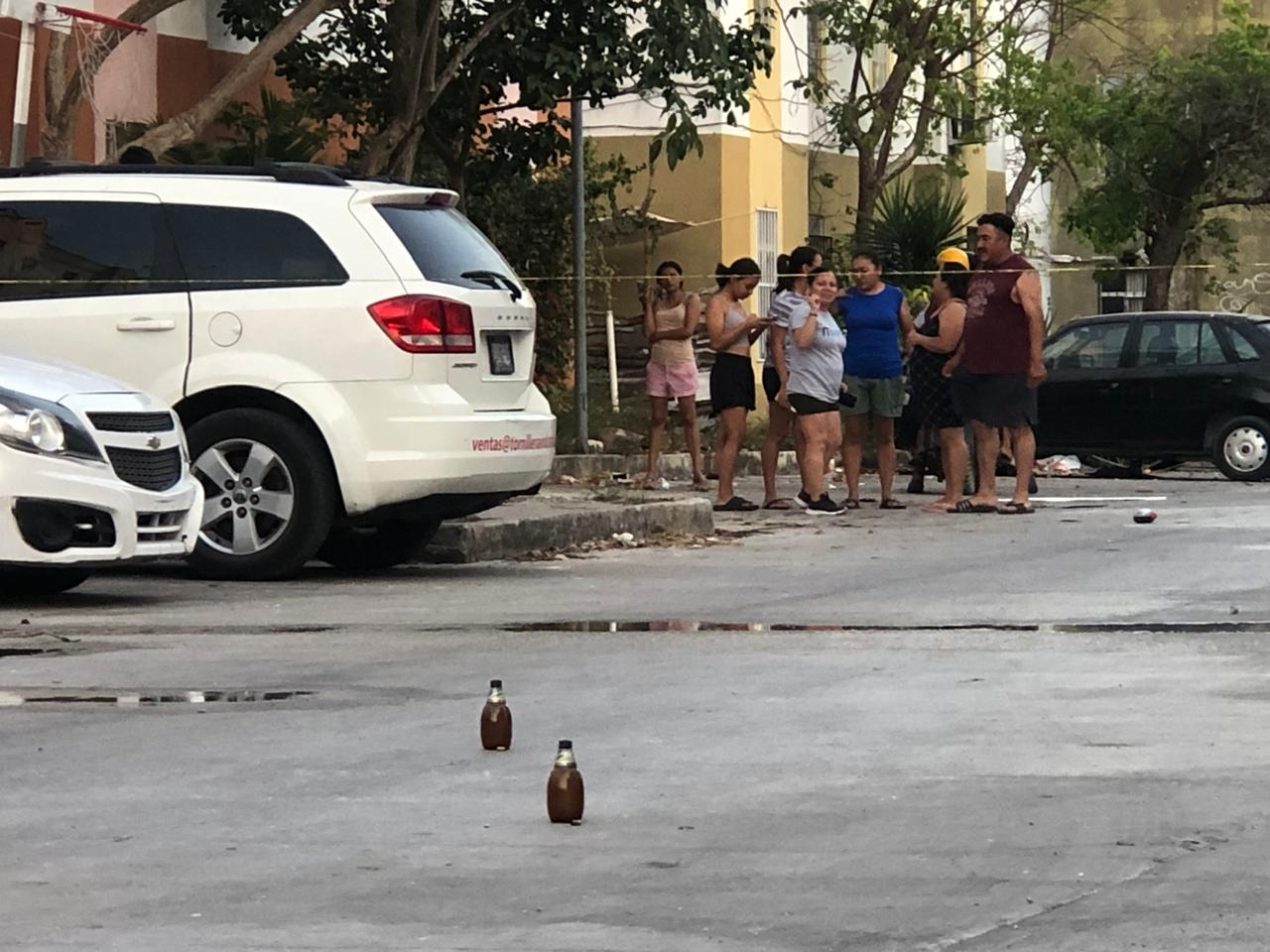 Vecinos presencian la escena del crimen en el fraccionamiento Paraíso Maya Vecinos presencian la escena del crimen en el fraccionamiento Paraíso Maya