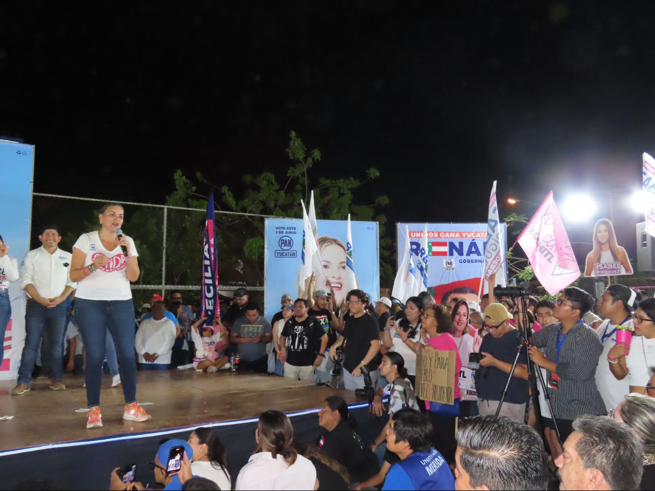 Cecilia Patrón Laviada se dirige a sus simpatizantes en Ciudad Caucel Cecilia Patrón Laviada se dirige a sus simpatizantes en Ciudad Caucel