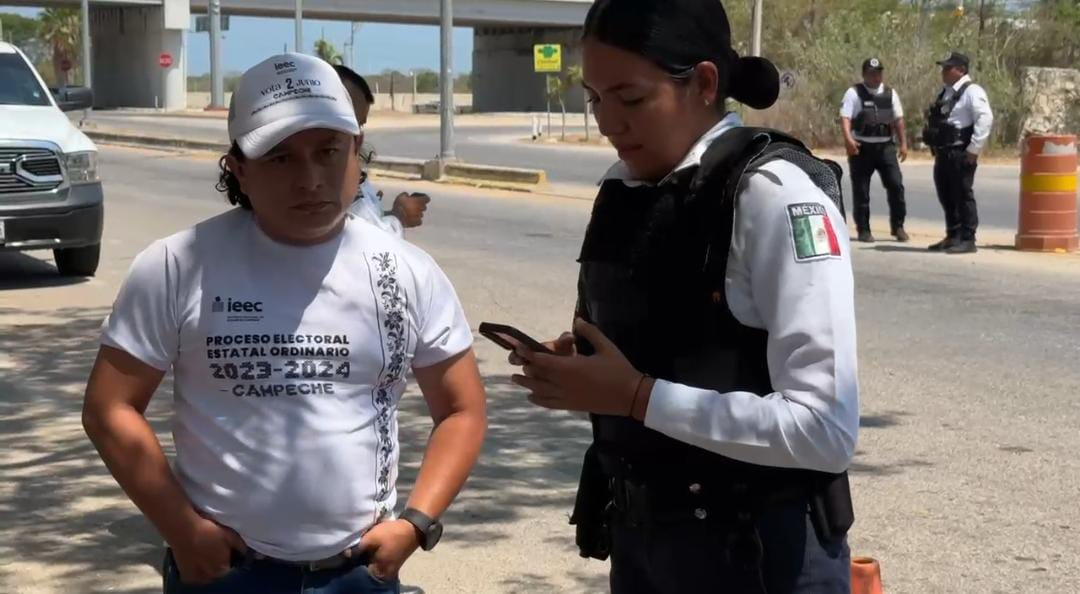 Detienen camión del INE Detienen camión del INE