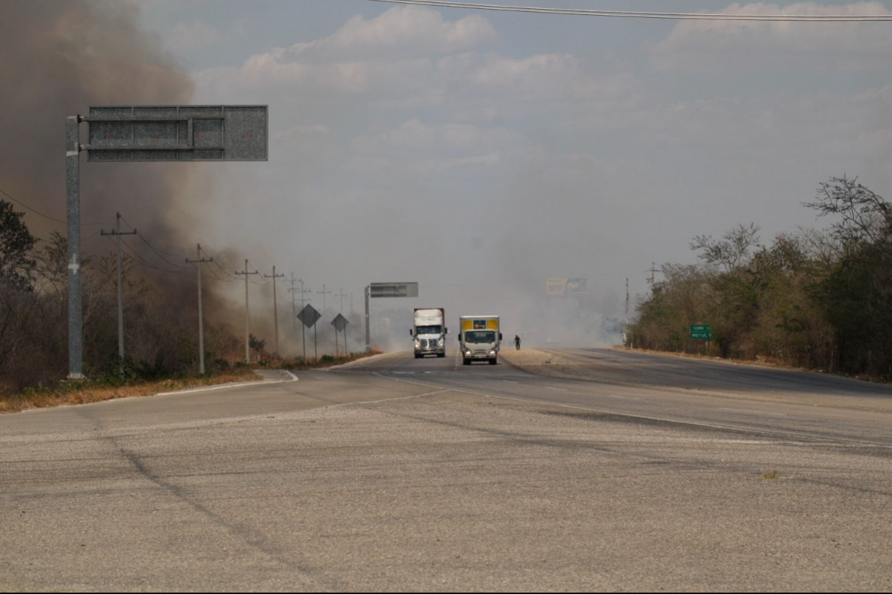 El incendio llenó de humo la carretera El incendio llenó de humo la carretera