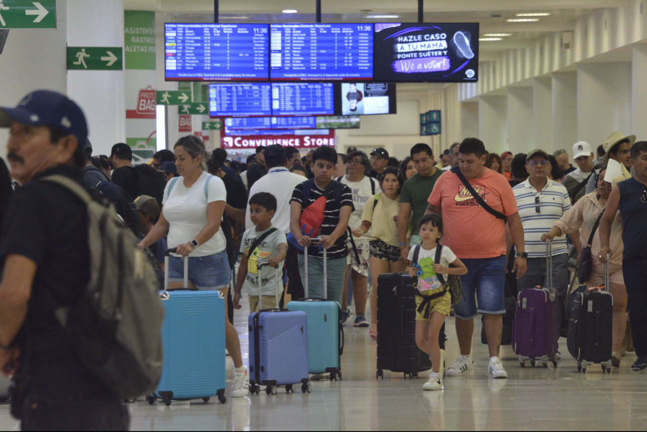 Hay gran movilización de pasajeros en el aeropuerto de Cancún Hay gran movilización de pasajeros en el aeropuerto de Cancún