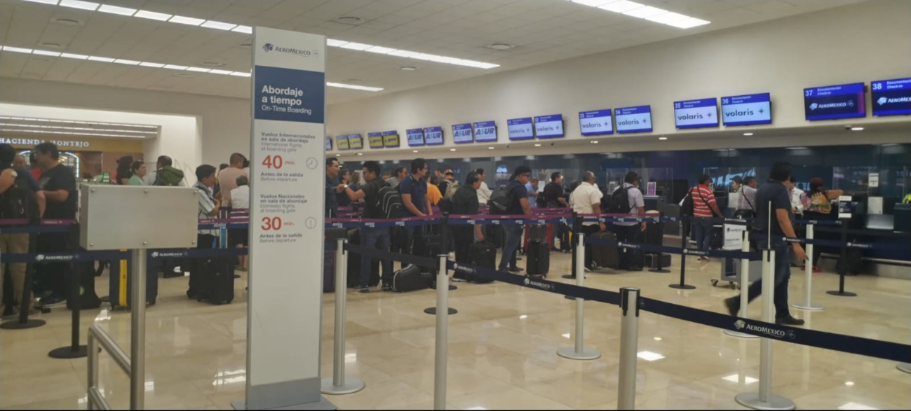 Más de 100 pasajeros saturan el mostrador de Volaris en el aeropuerto de Mérida