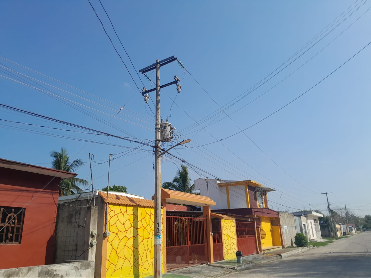 Vecinos de Escárcega llevan más de 12 horas sin energía eléctrica 