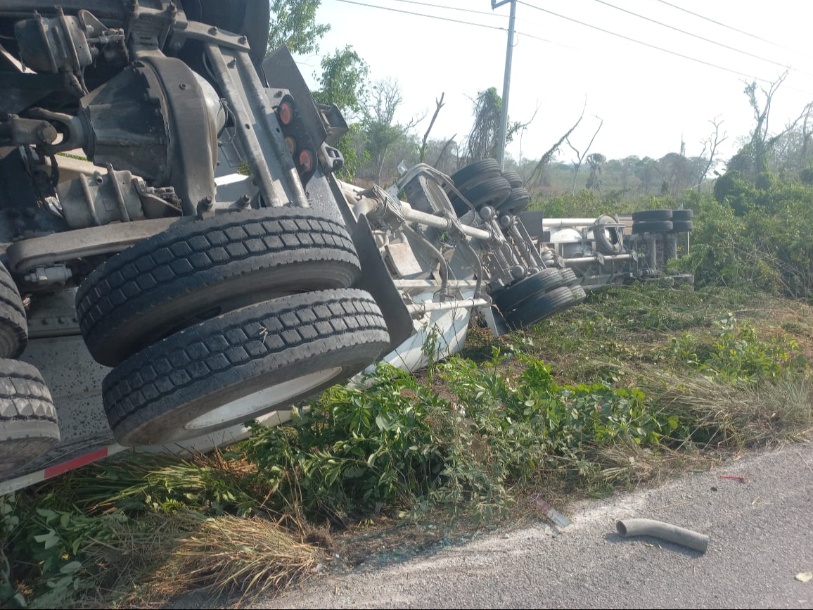 Algunas piezas del tractocamión se desprendieron tras el impacto Algunas piezas del tractocamión se desprendieron tras el impacto