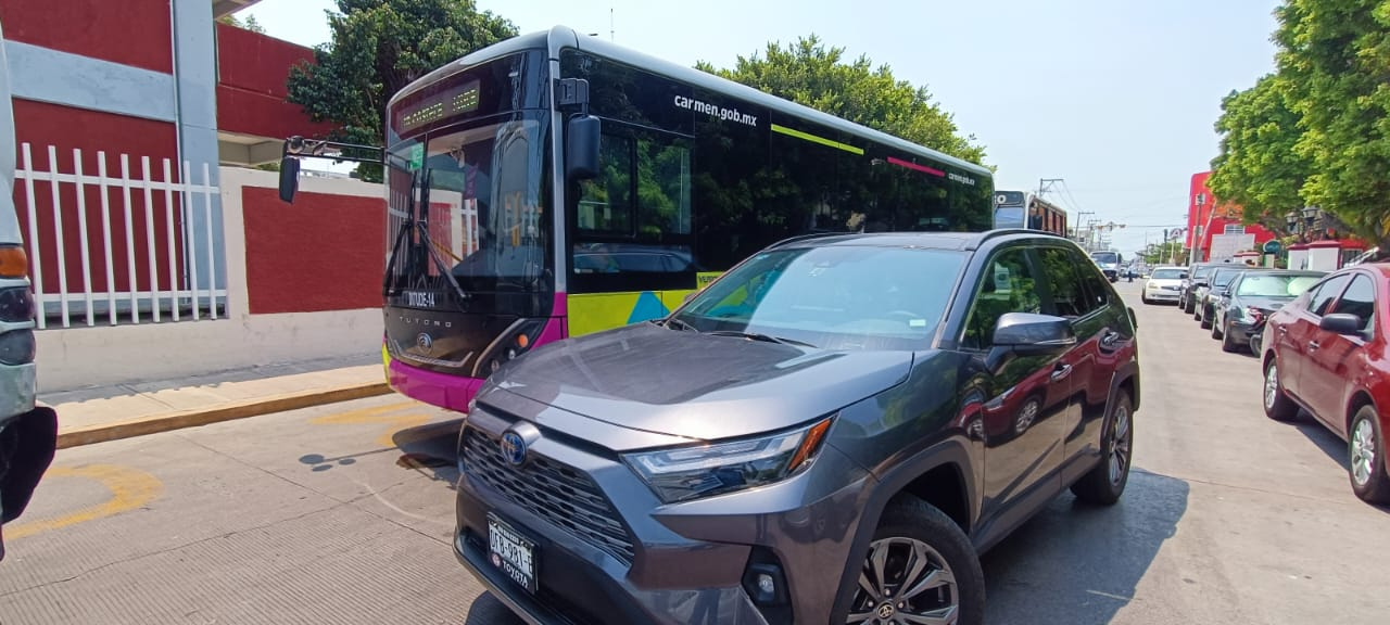 Con camioneta detuvieron el paso Con camioneta detuvieron el paso