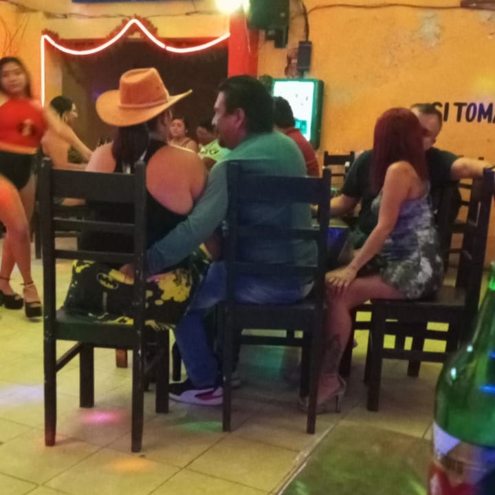 El bar Las Jícamas, propiedad de la familia del candidato, opera ilegalmente El bar Las Jícamas, propiedad de la familia del candidato, opera ilegalmente