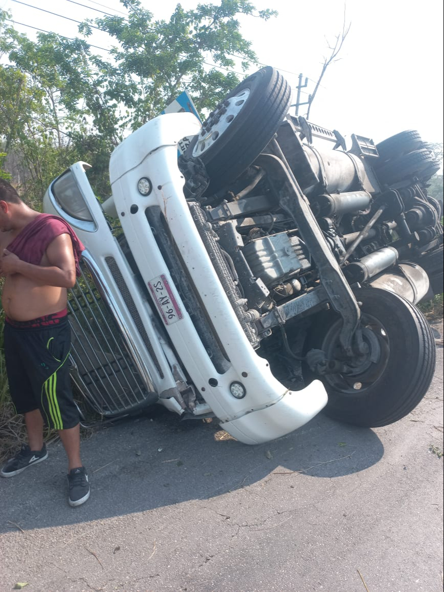 El conductor del tractocamión fue auxiliado por personal de emergencias El conductor del tractocamión fue auxiliado por personal de emergencias