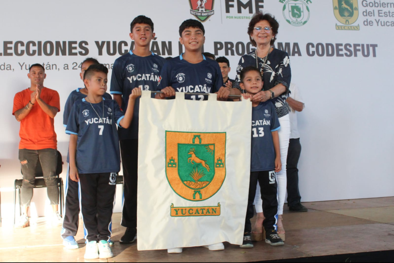 María Fritz Sierra entregó el banderín de Yucatán a los equipos de futbol María Fritz Sierra entregó el banderín de Yucatán a los equipos de futbol