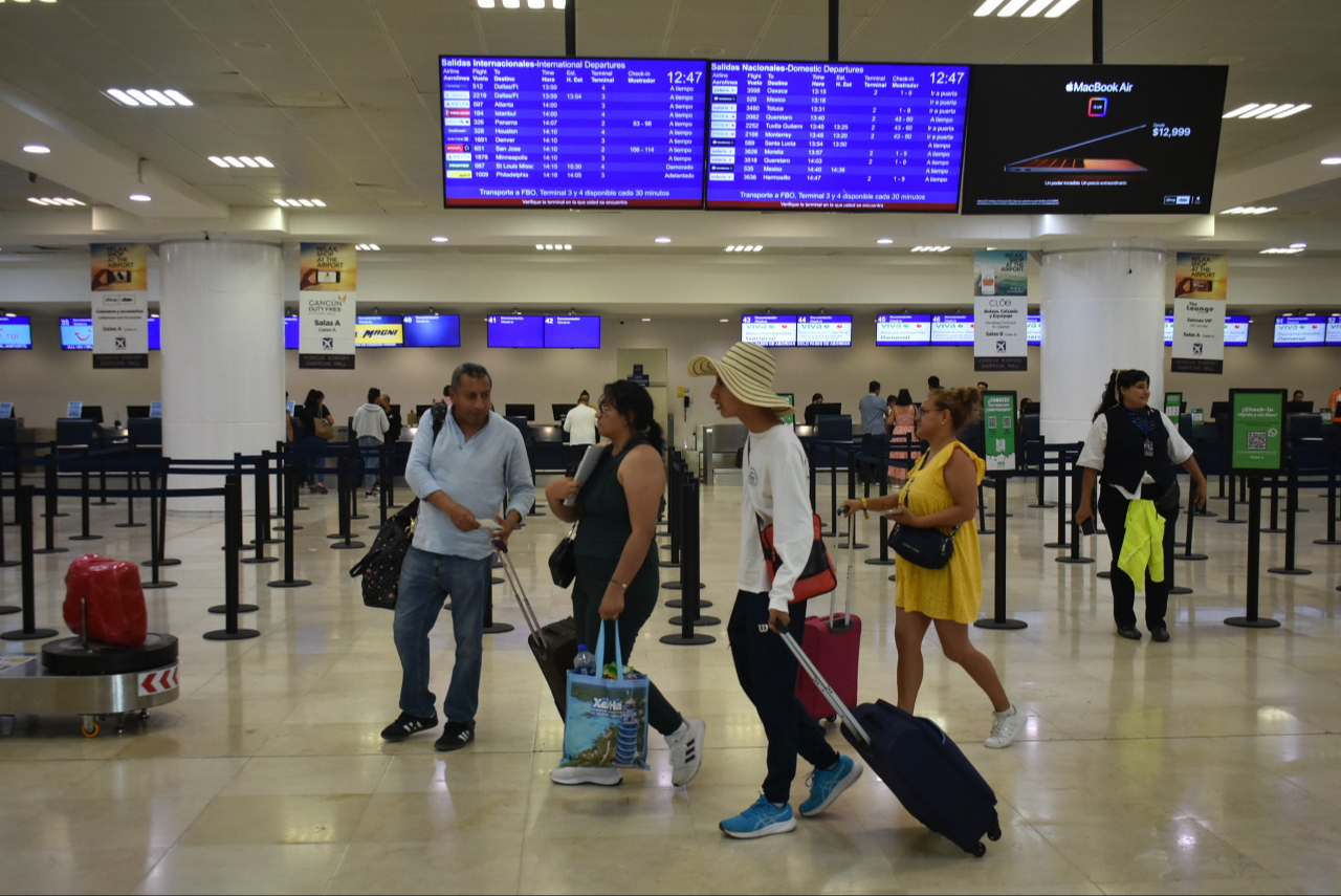 Vuelos de la CDMX a Cancún, sin retrasos por el  bloqueo de maestros en los accesos al AICM