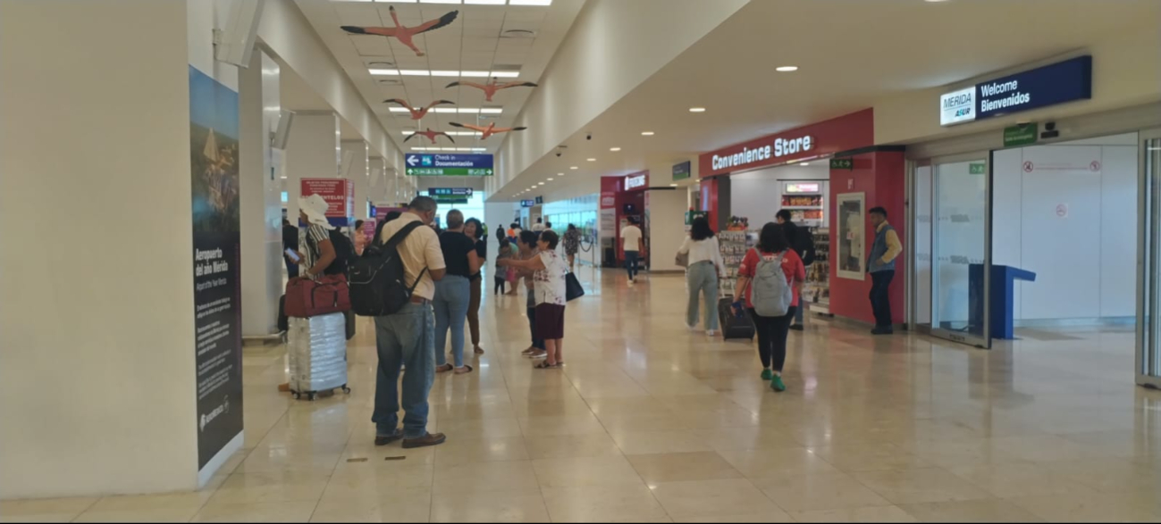 Pasajeros se mantienen en el aeropuerto de Mérida para abordar sus vuelos Pasajeros se mantienen en el aeropuerto de Mérida para abordar sus vuelos