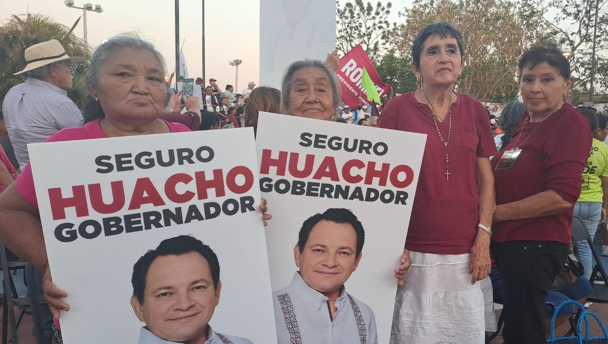 Simpatizantes de Joaquín Díaz Mena aguardan al candidato Simpatizantes de Joaquín Díaz Mena aguardan al candidato