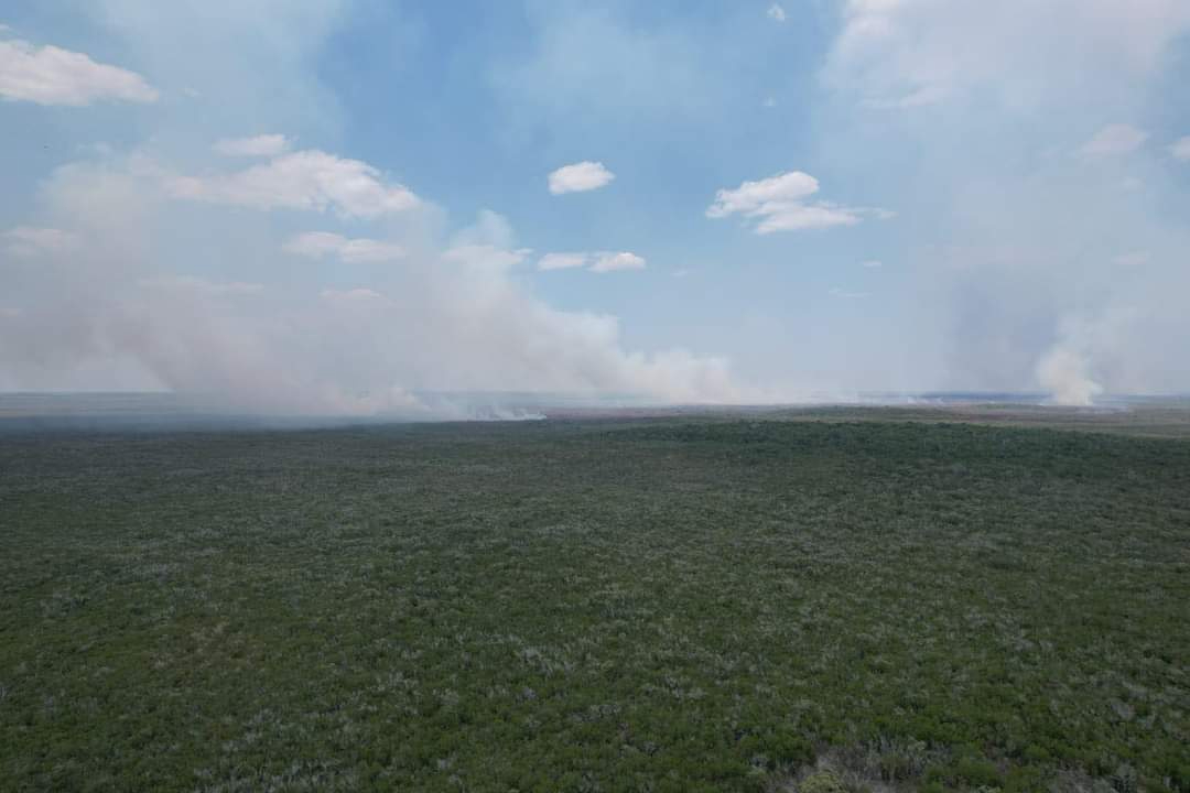 Autoridades mantiene la vigilancia para combatir el incendio Autoridades mantiene la vigilancia para combatir el incendio