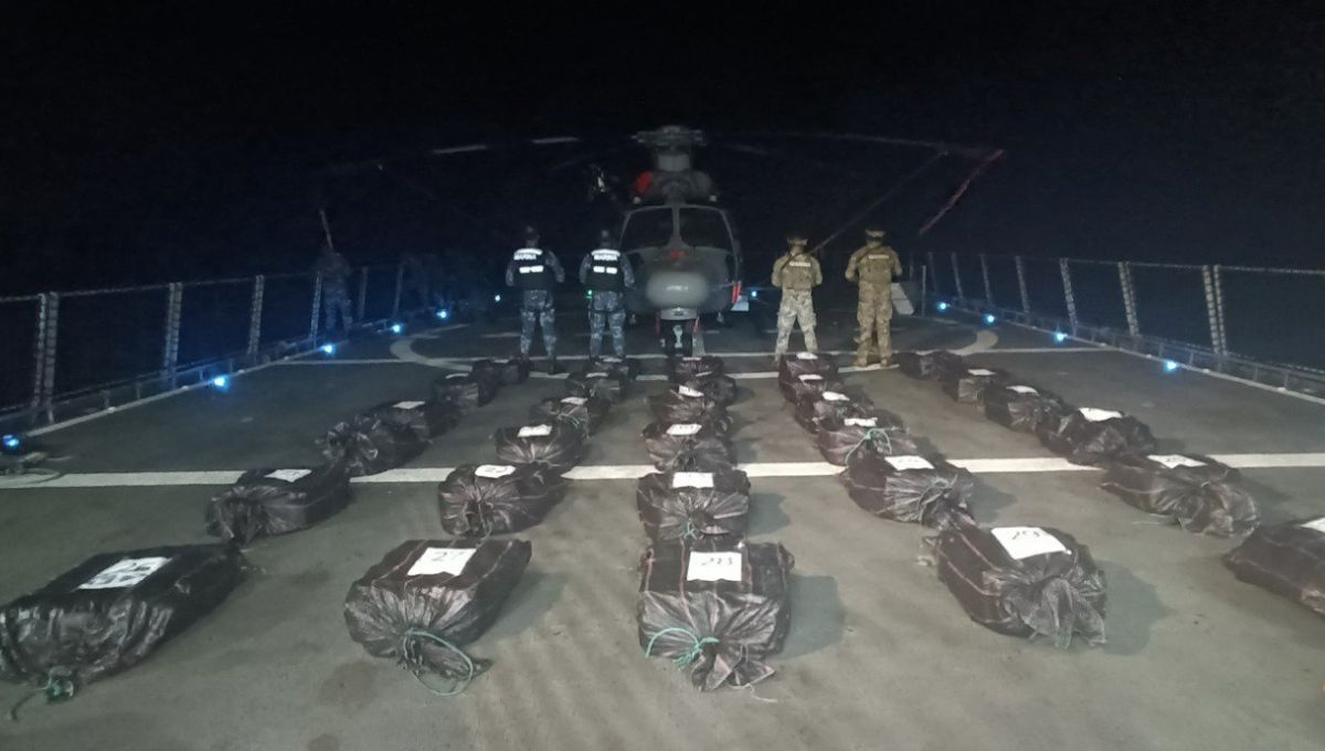 Elementos de la Secretaría de Marina decomisaron mas de tonelada y media de cocaína frente a las costas de Manzanillo Elementos de la Secretaría de Marina decomisaron mas de tonelada y media de cocaína frente a las costas de Manzanillo