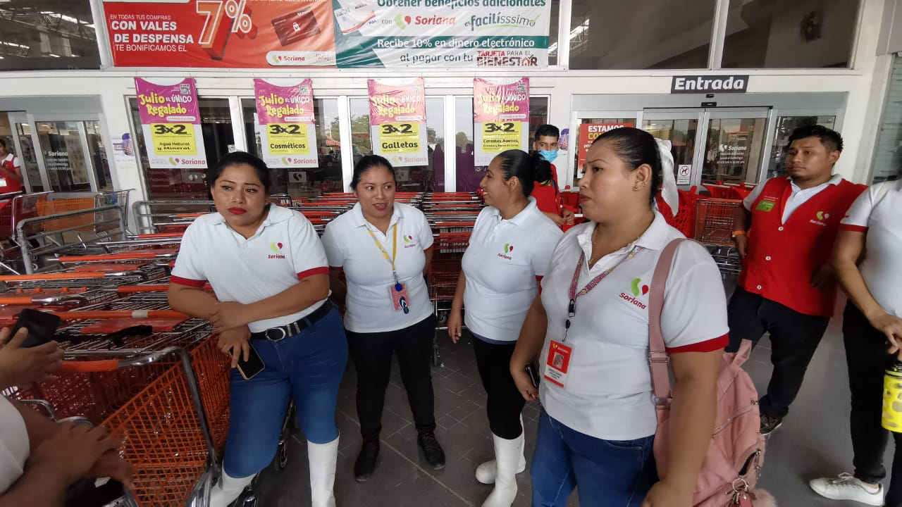 Empleados permanecerán en huelga hasta que Soriana les responda Empleados permanecerán en huelga hasta que Soriana les responda