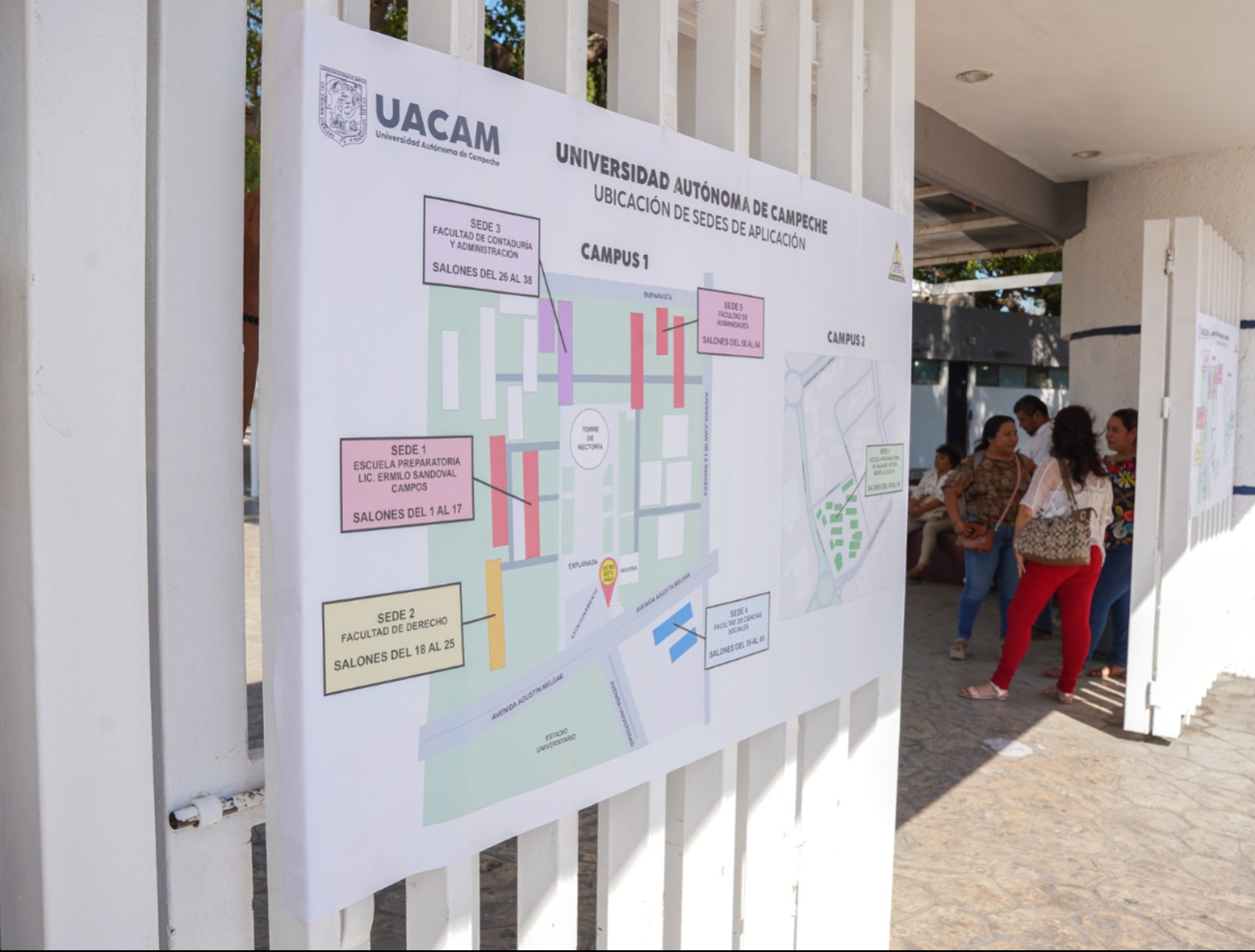 Estudiantes acudieron a la UAC a presentar el examen Estudiantes acudieron a la UAC a presentar el examen
