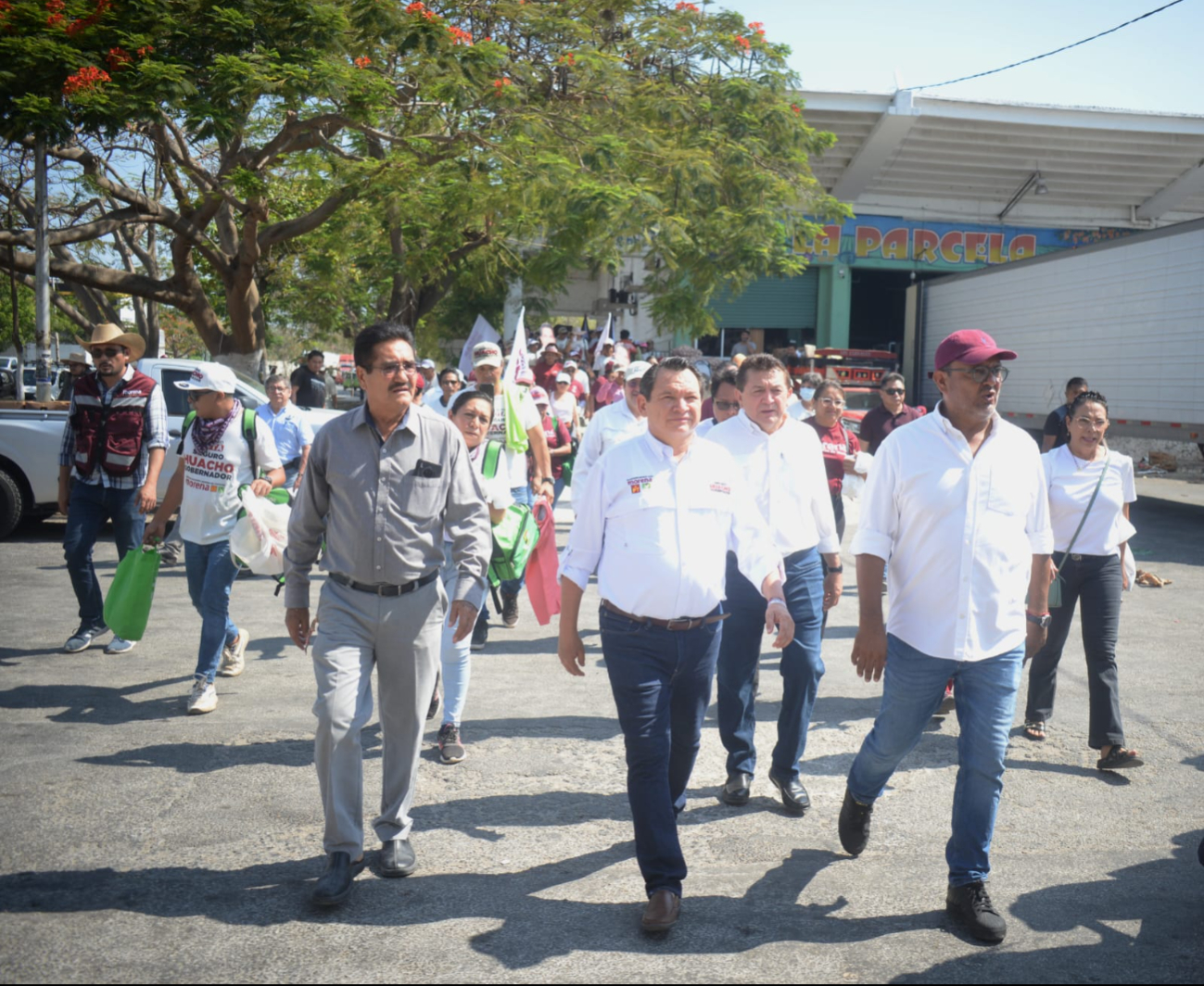 Joaquín Díaz Mena recorrió la Central de Abastos Joaquín Díaz Mena recorrió la Central de Abastos