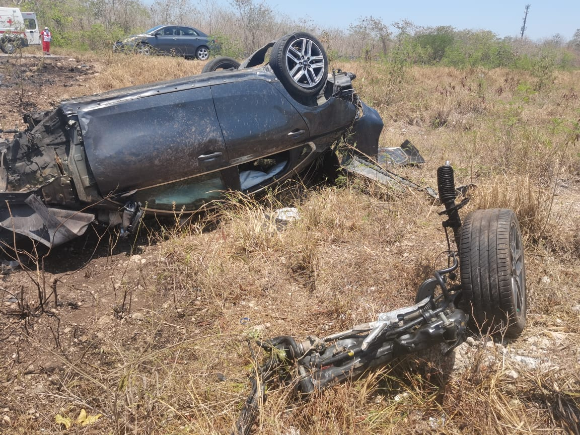 El carro terminó destrozado sobre el camellón El carro terminó destrozado sobre el camellón