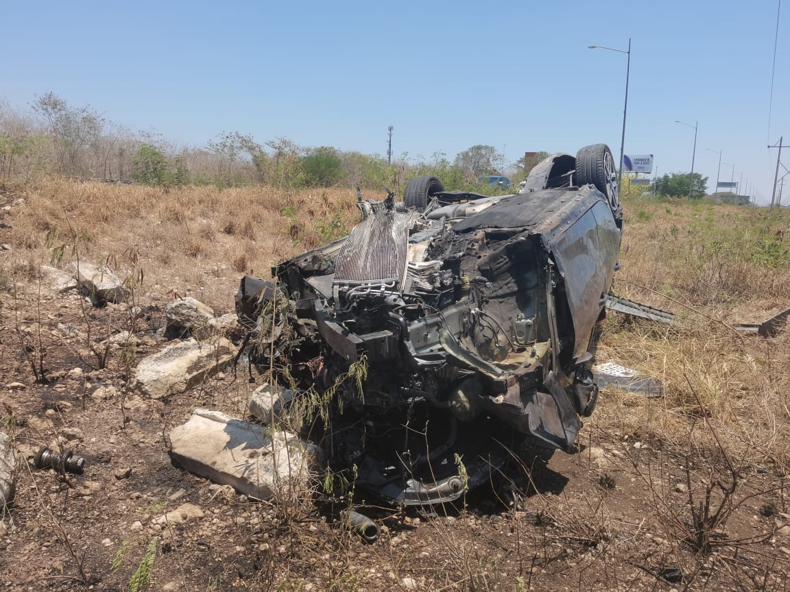 Personas que vieron el accidente ayudaron al conductor a salir antes de que este se incendiara Personas que vieron el accidente ayudaron al conductor a salir antes de que este se incendiara