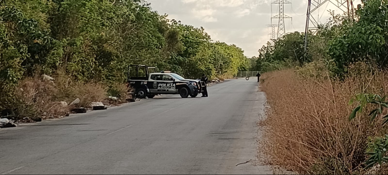Agentes policiacos resguardan la zona en Cancún Agentes policiacos resguardan la zona en Cancún