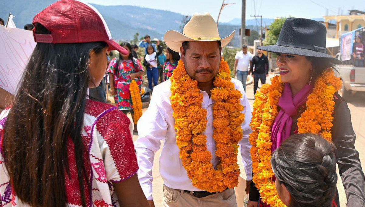 Albino Gómez Vázquez junto a Norma Otilia Hernández Martínez en Guerrero Albino Gómez Vázquez junto a Norma Otilia Hernández Martínez en Guerrero