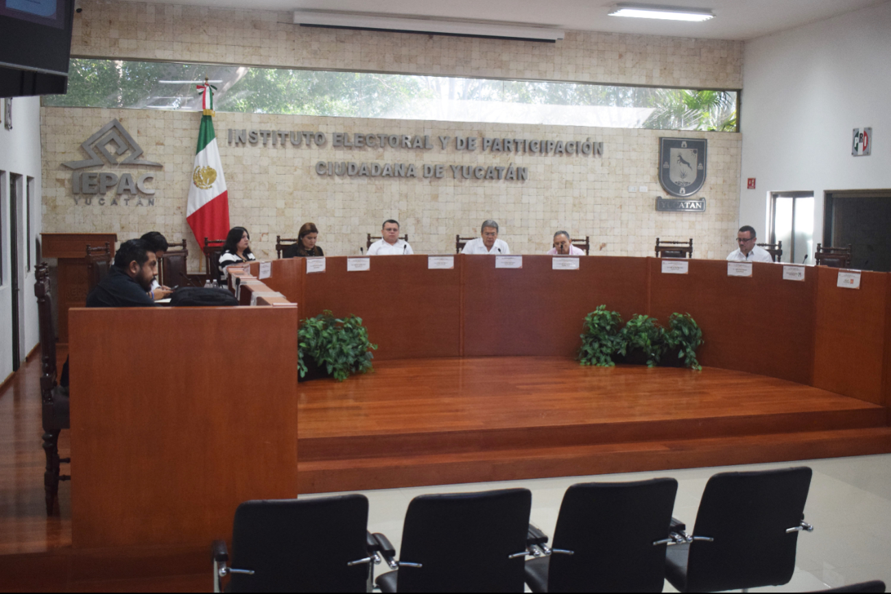 Ángel Gómez pidió a los consejeros valorar con plenitud todos los puntos vertidos en las peticiones de los partidos políticos. Ángel Gómez pidió a los consejeros valorar con plenitud todos los puntos vertidos en las peticiones de los partidos políticos.