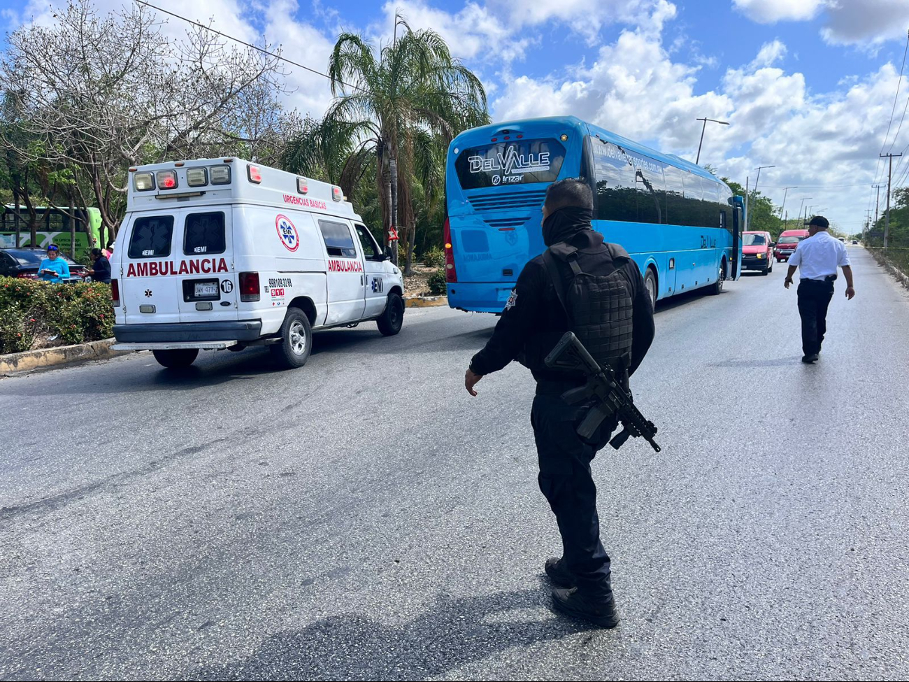 Autoridades de seguridad y ambulancias acordonaron el área en Cancún Autoridades de seguridad y ambulancias acordonaron el área en Cancún
