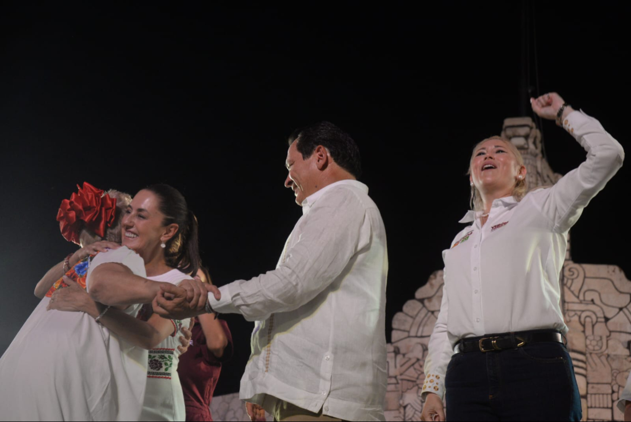Claudia Sheinbaum abraza a Jazmín López Manríque Claudia Sheinbaum abraza a Jazmín López Manríque