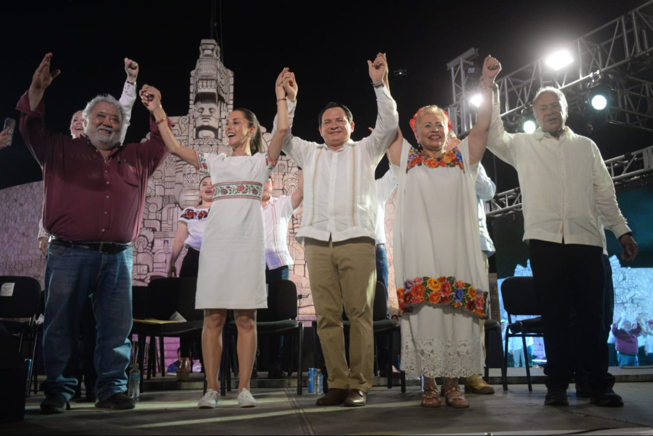 Claudia Sheinbaum, Joaquín Díaz Mena y Jazmín López Manrique en el Monumento a la Patria Claudia Sheinbaum, Joaquín Díaz Mena y Jazmín López Manrique en el Monumento a la Patria