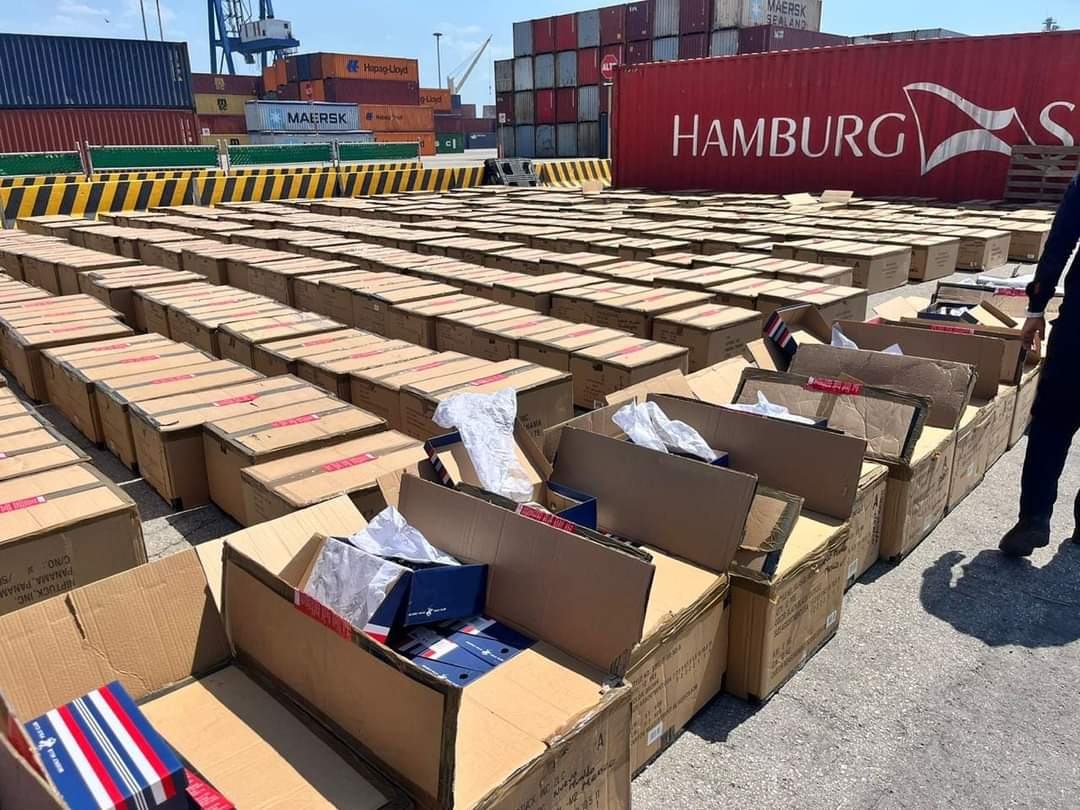 Los tenis fueron localizados en un contenedor de bandera de Portugal Los tenis fueron localizados en un contenedor de bandera de Portugal