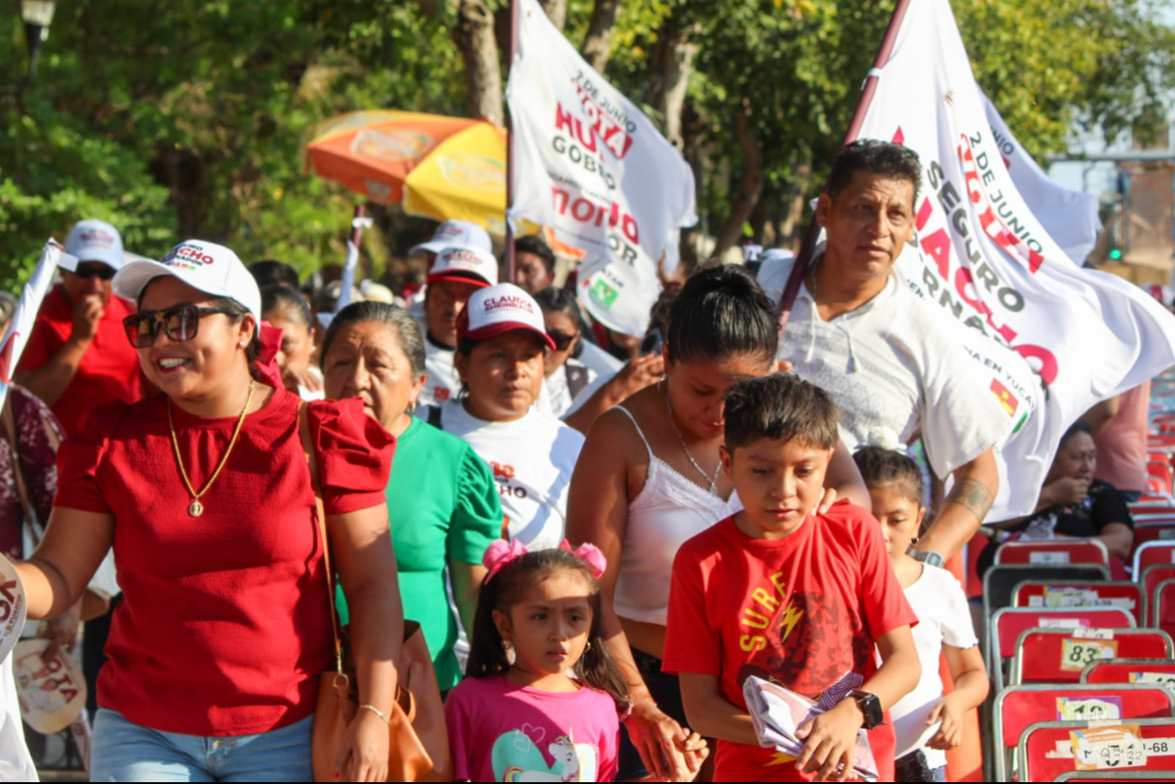 Familias completas de simpatizantes de Claudia Sheinbaum arribaron al Monumento a la Patria Familias completas de simpatizantes de Claudia Sheinbaum arribaron al Monumento a la Patria