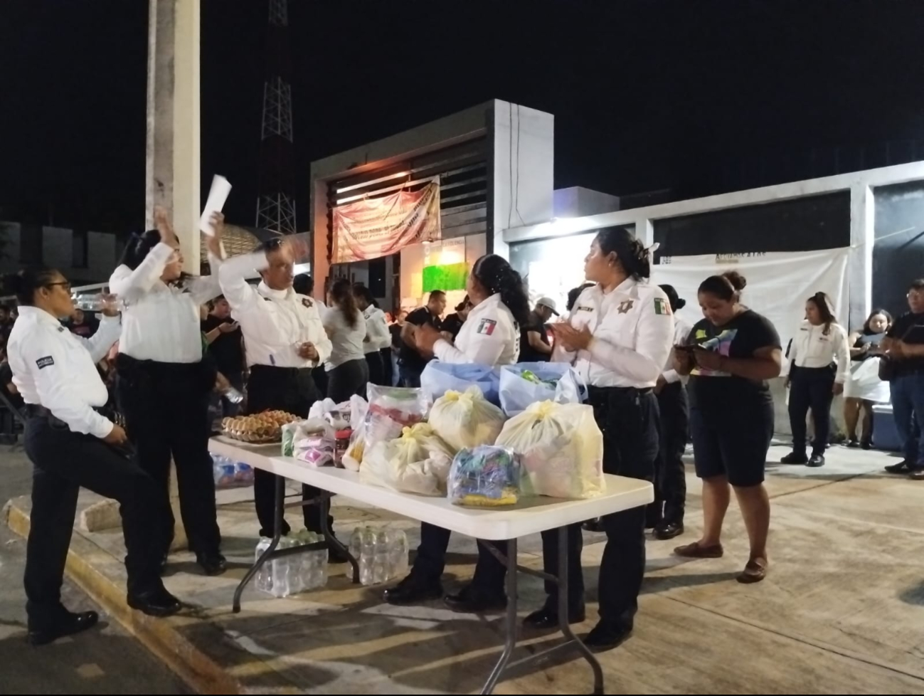 Campechanos donan despensa a policías en paro 