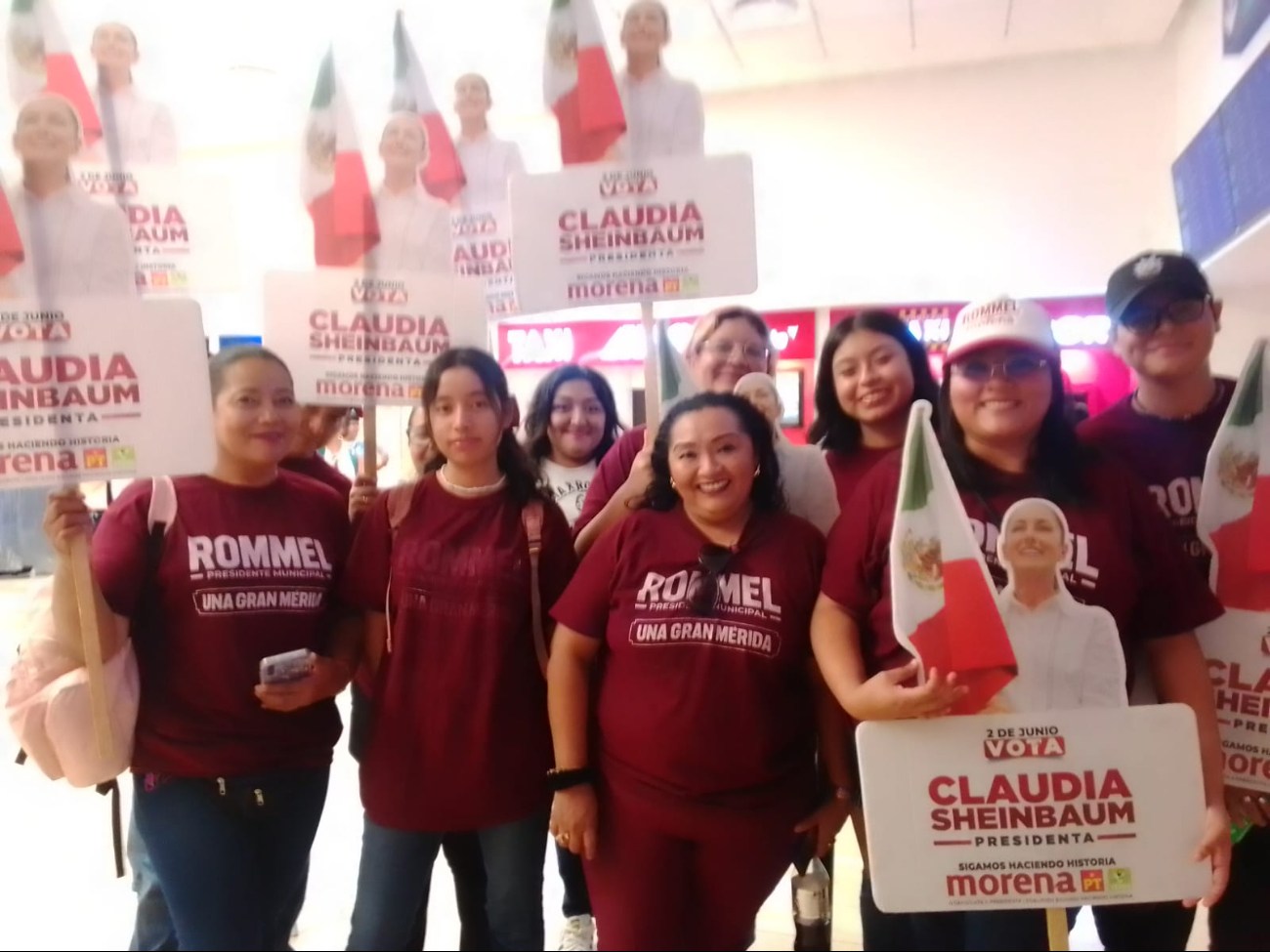Simpatizantes cobijan a Claudia Sheinbaum luego de su arribo a Mérida Simpatizantes cobijan a Claudia Sheinbaum luego de su arribo a Mérida