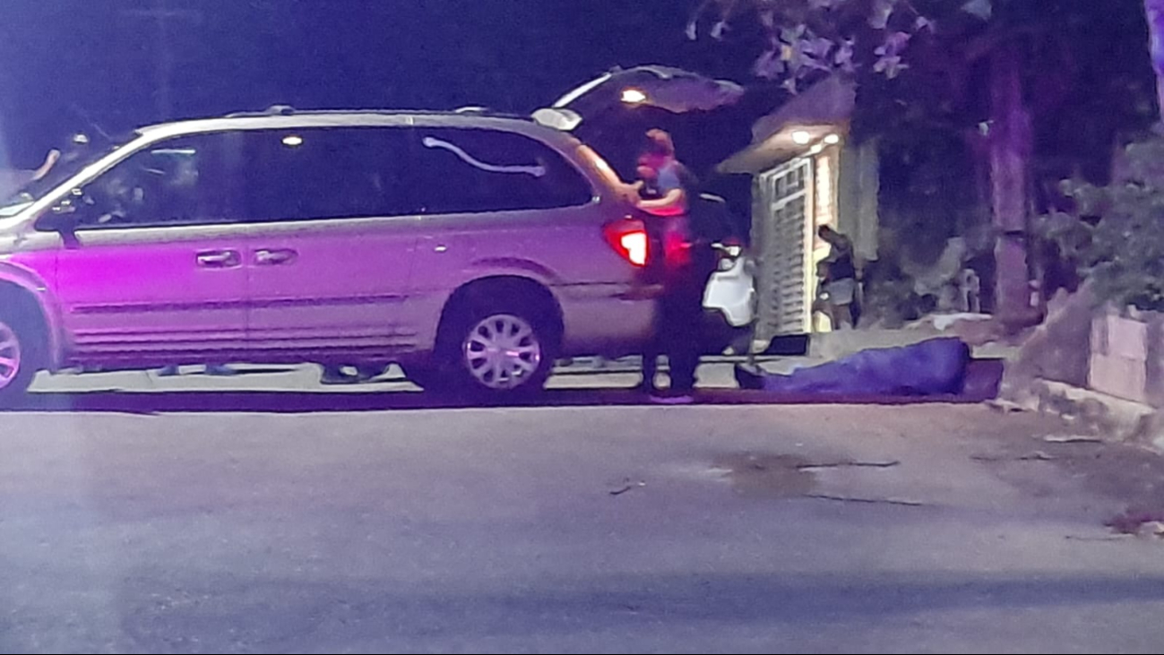 Autoridades cubrieron el cuerpo tras confirmar el fallecimiento en Cancún Autoridades cubrieron el cuerpo tras confirmar el fallecimiento en Cancún