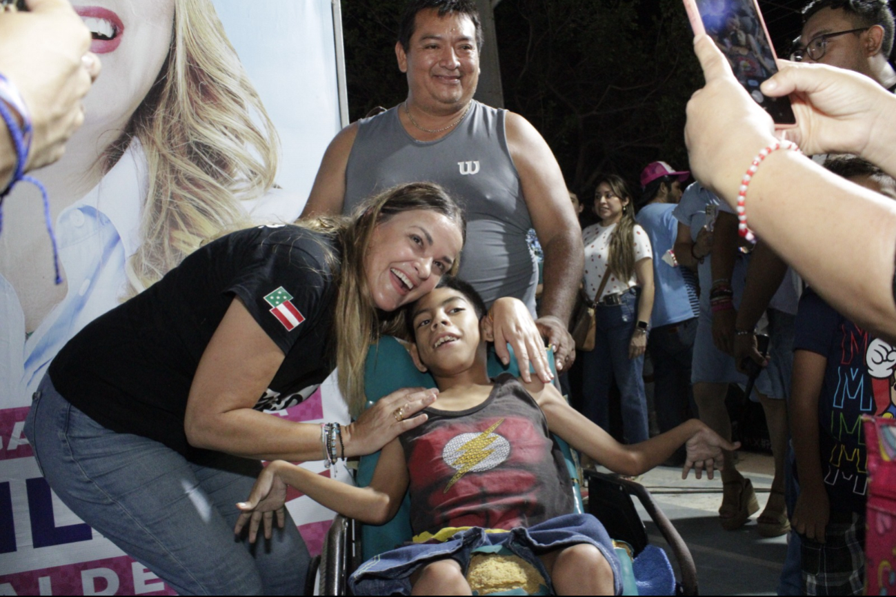 Cecilia Patrón con un simpatizante en el sur de Mérida Cecilia Patrón con un simpatizante en el sur de Mérida
