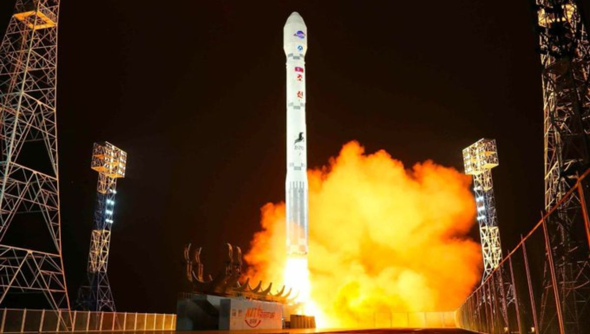 Corea del Norte lanzó al espacio un satélite espía que explotó a los pocos segundos de haber despegado Corea del Norte lanzó al espacio un satélite espía que explotó a los pocos segundos de haber despegado