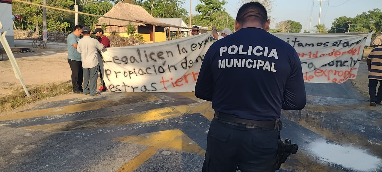 Diferentes mantas fueron extendidas a modo de manifestación Diferentes mantas fueron extendidas a modo de manifestación