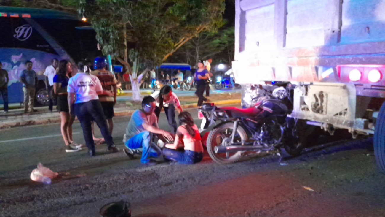 Fallece joven motociclista tras impactarse contra camión de volteo en Calkiní