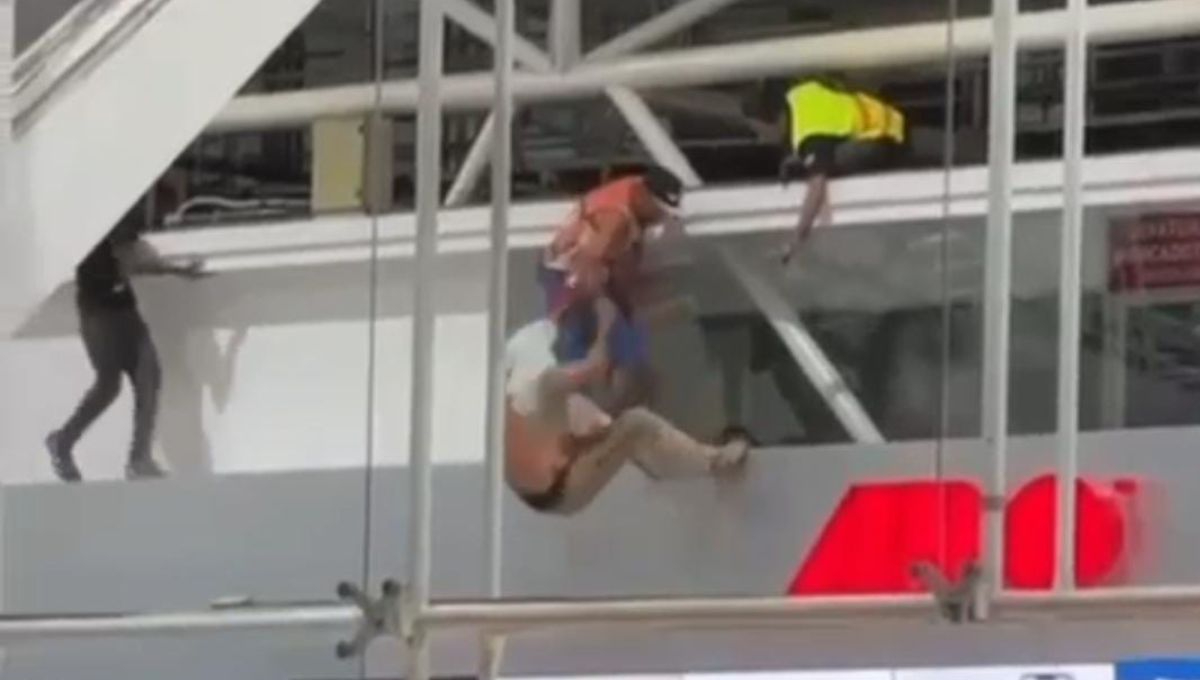 Hombre se lanza desde lo alto de una terminal de autobuses en Cancún