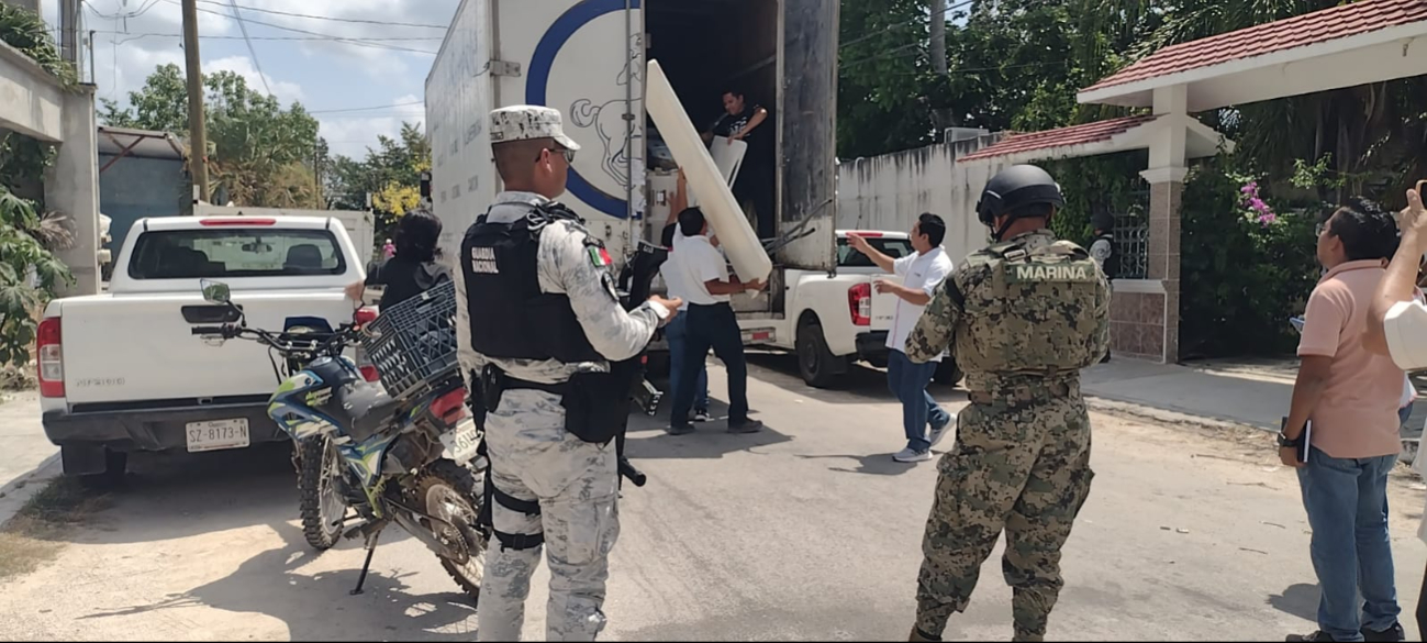 El arribo del material electoral fue cerca del mediodía, cuando llegó a la calle 56 entre las calles 61 y 63 de la colonia Cecilio Chí El arribo del material electoral fue cerca del mediodía, cuando llegó a la calle 56 entre las calles 61 y 63 de la colonia Cecilio Chí