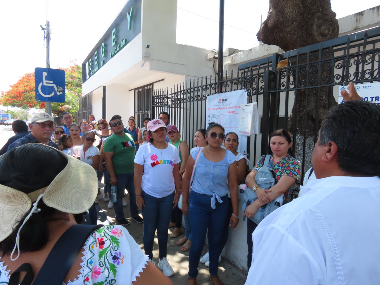 Los inconformes acusan que el Secretario de Educación está dando plazas a personas que hacen campaña Los inconformes acusan que el Secretario de Educación está dando plazas a personas que hacen campaña