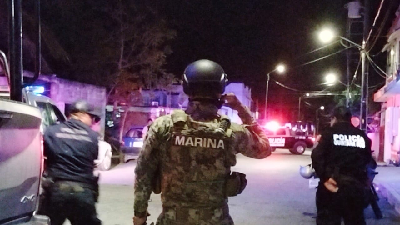 Agentes de seguridad reúnen pruebas en la ubicación complementaria Agentes de seguridad reúnen pruebas en la ubicación complementaria