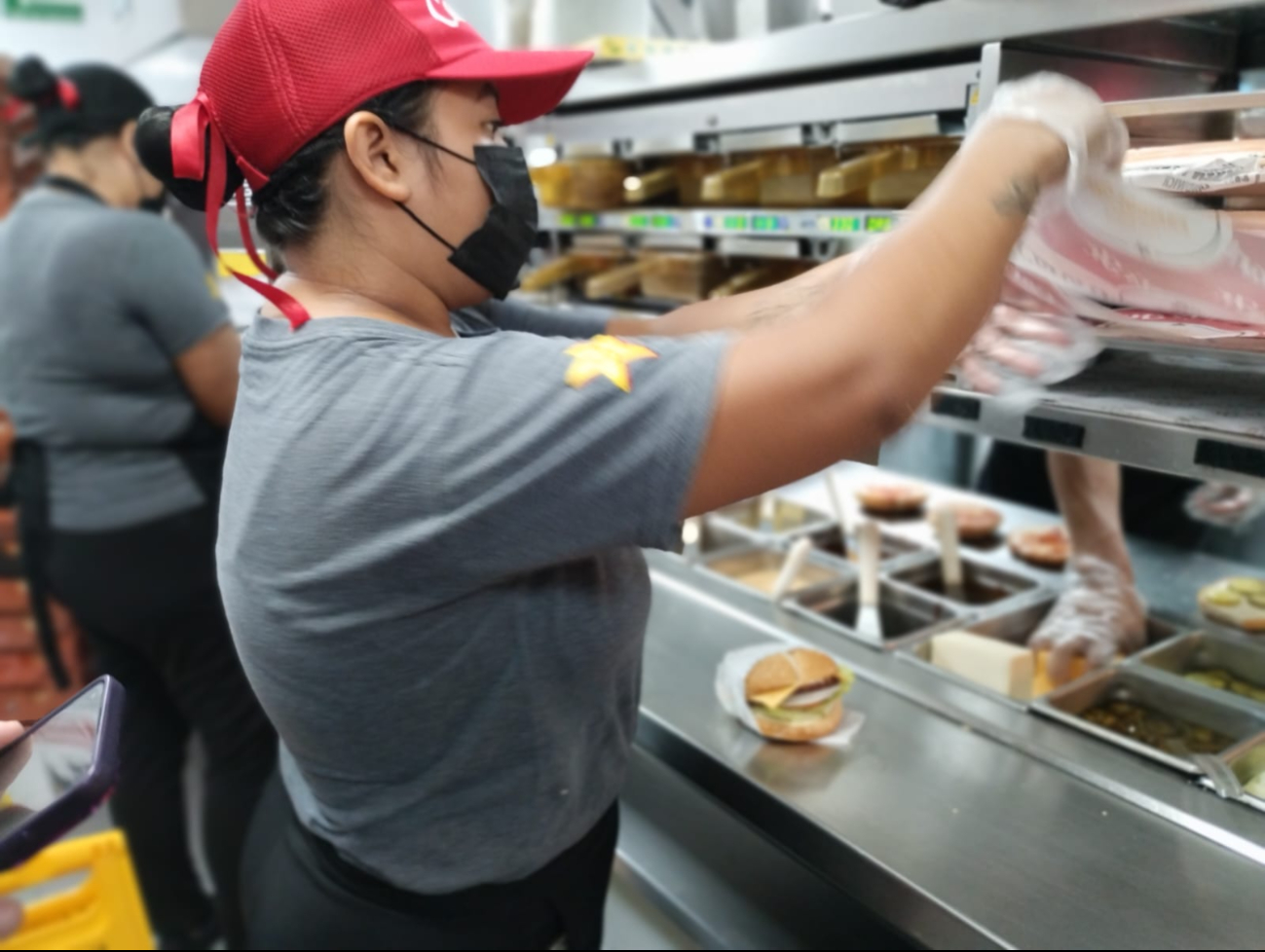 Así se preparan las hamburguesas de un peso en Playa del Carmen Así se preparan las hamburguesas de un peso en Playa del Carmen