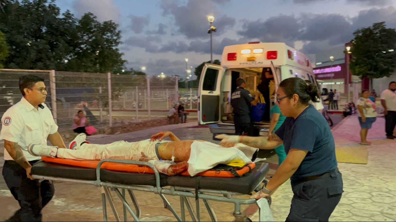 El hombre herido fue auxiliado por personal médico en Cancún El hombre herido fue auxiliado por personal médico en Cancún