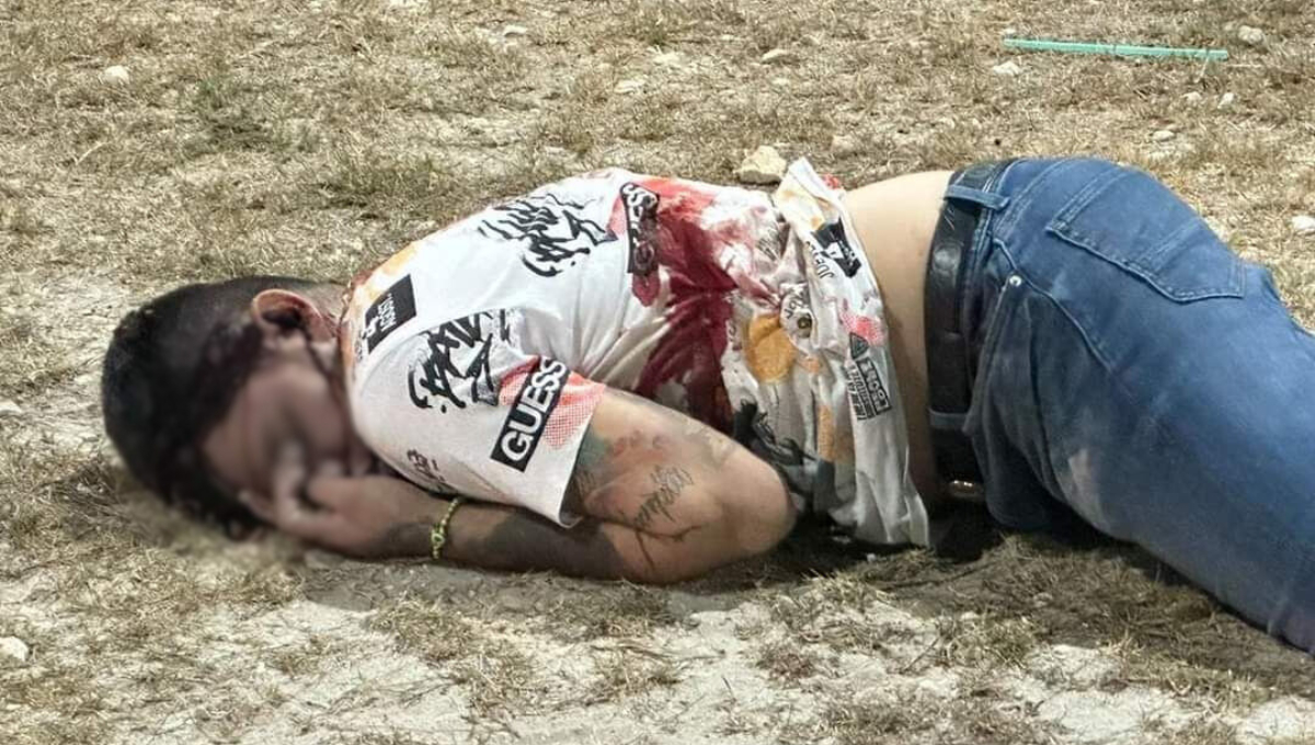 El hombre salió corriendo y fue alcanzado por un pistolero El hombre salió corriendo y fue alcanzado por un pistolero