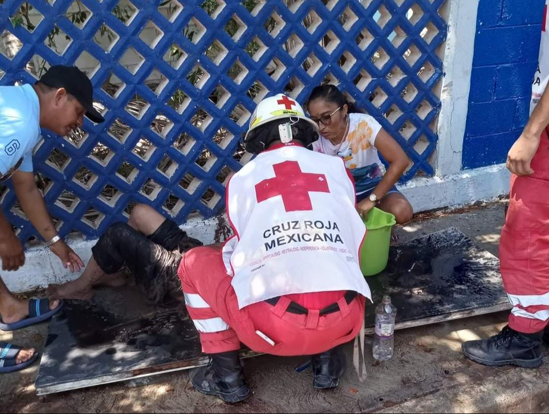 Elementos de la Cruz Roja atienden a abuelito en Chicxulub Elementos de la Cruz Roja atienden a abuelito en Chicxulub
