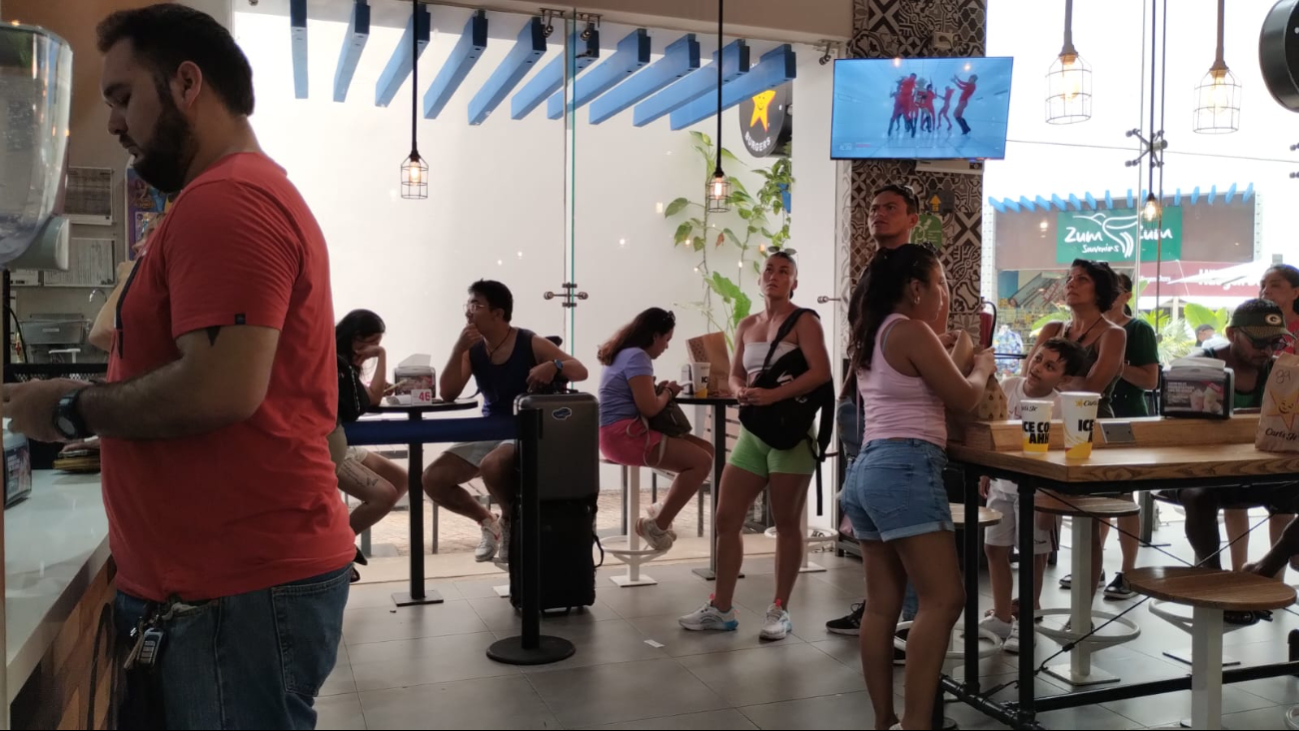 Existe gran afluencia de playenses para disfrutar del Día de la Hamburguesa Existe gran afluencia de playenses para disfrutar del Día de la Hamburguesa