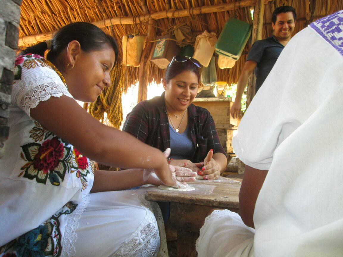 Integrantes de la comunidad explican sobre la preparación de alimentos Integrantes de la comunidad explican sobre la preparación de alimentos