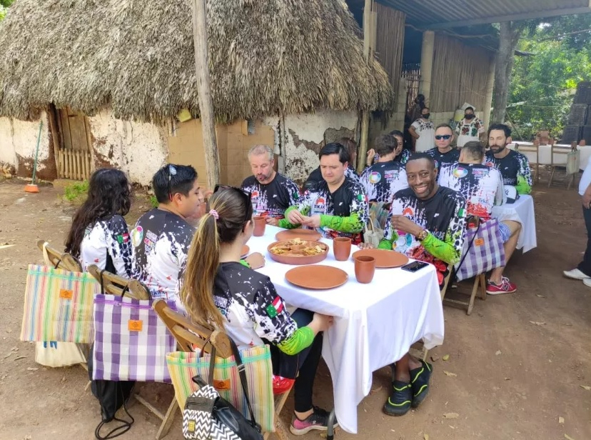 La comunidad recibe a turistas para conocer sobre la cultura La comunidad recibe a turistas para conocer sobre la cultura