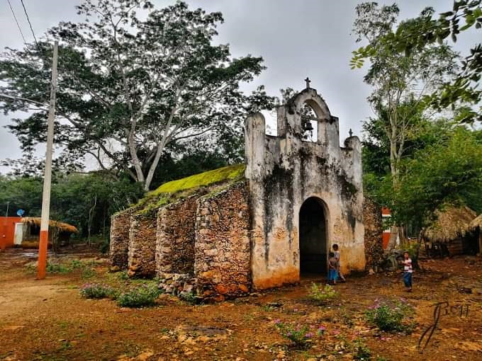 La pequeña iglesia está dedicada al Cristo de las Ampollas La pequeña iglesia está dedicada al Cristo de las Ampollas